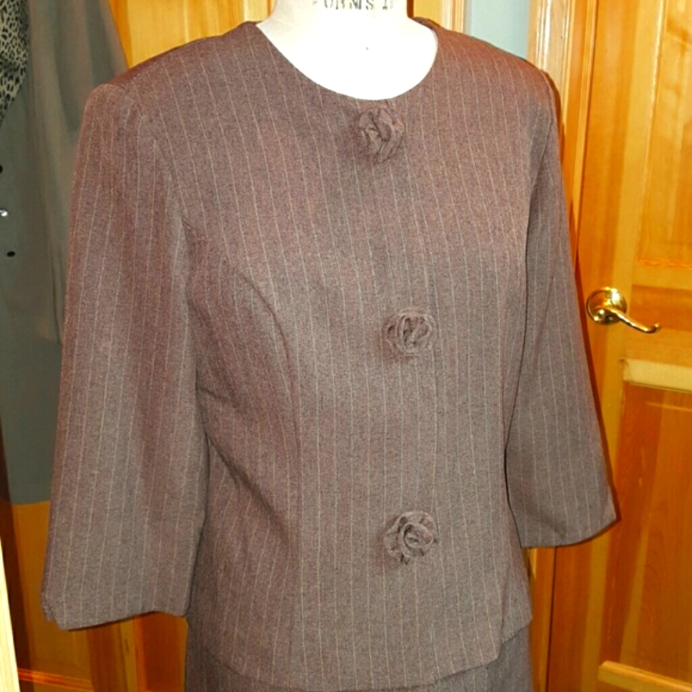 Rosette embellished Taupe/Brow business suit